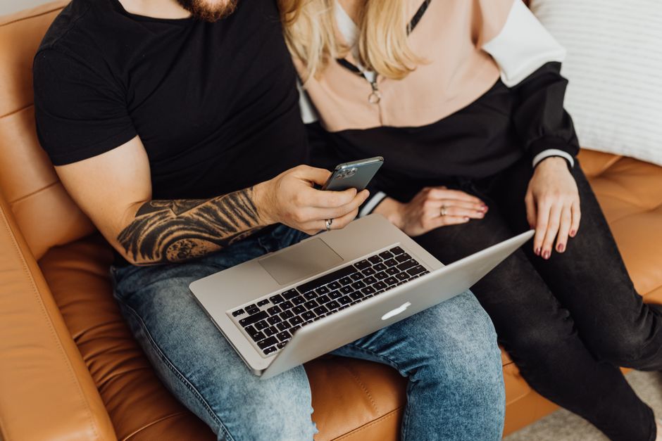 Teilnehmende setzen Marketing-Strategien um und testen Kampagnen in der Praxis
